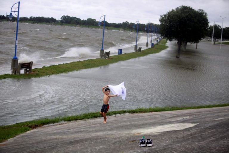 Huracán Sally toca tierra en la costa de Alabama